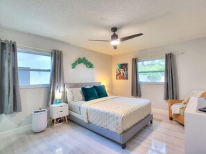 3 slaapkamers, een bureau, een strijkplank/strijkijzer, reisbedje