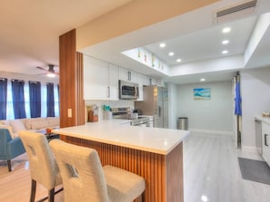 Geladeira, micro-ondas, fogão, cooktop