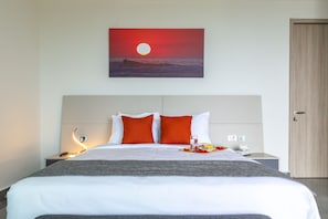 2 bedrooms, desk, WiFi, bed sheets