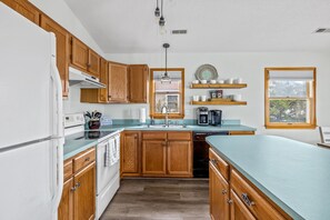 Fridge, microwave, oven, stovetop - OBX Getaway: Convenient Beach and Sound Access (Kill Devil Hills)