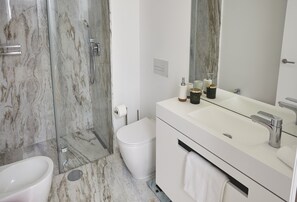 Shower, hair dryer, towels, soap - Sunset flat (Vila Nova de Gaia)