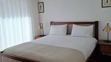 4 bedrooms, in-room safe, desk, iron/ironing board