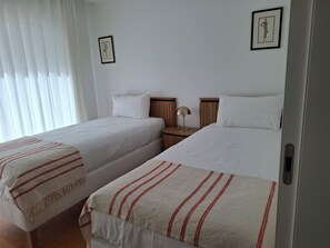 4 Schlafzimmer, Zimmersafe, Schreibtisch, Bügeleisen/Bügelbrett