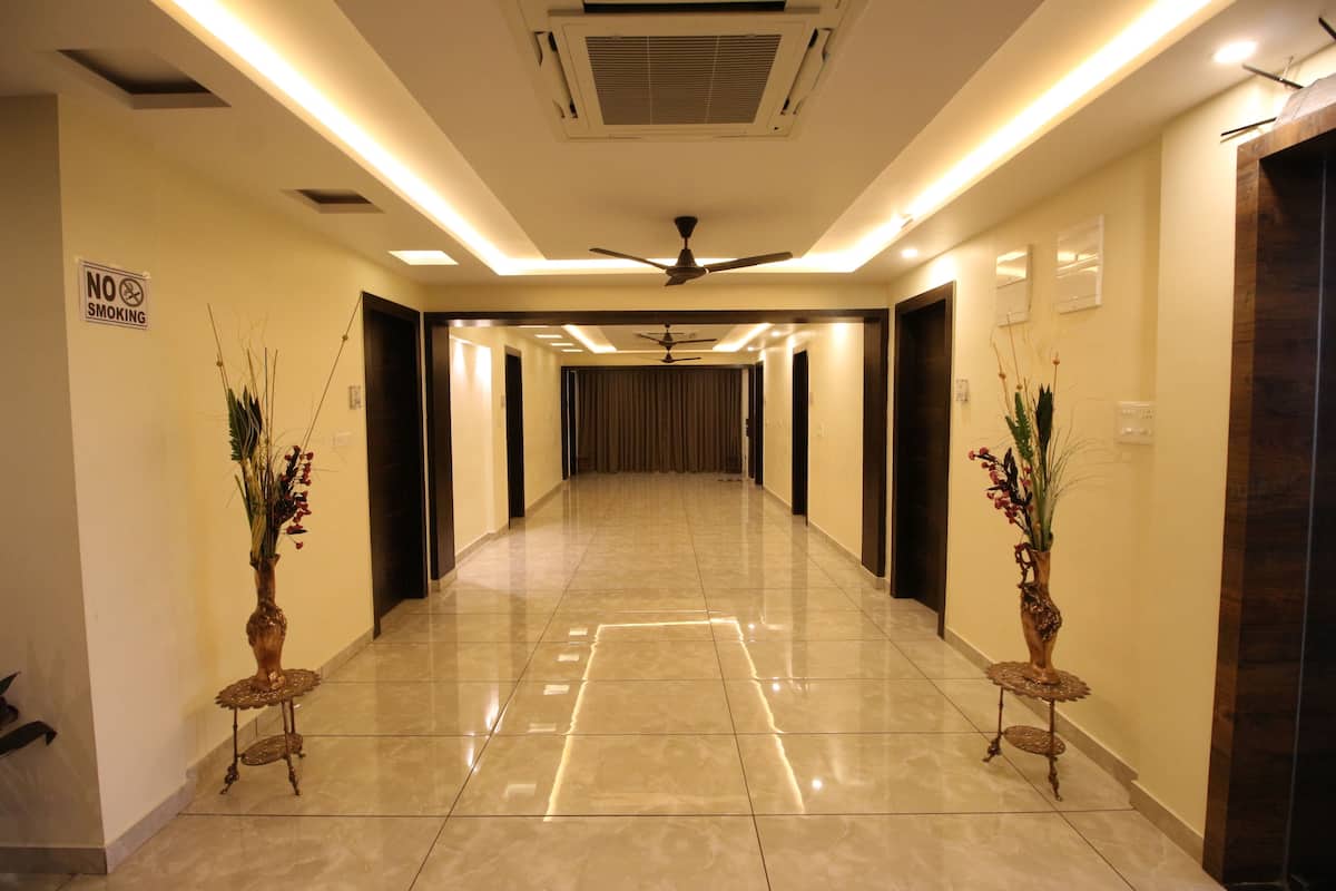Luxury Studio Suite | Lobby sitting area
