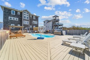 Una piscina al aire libre, una piscina climatizada