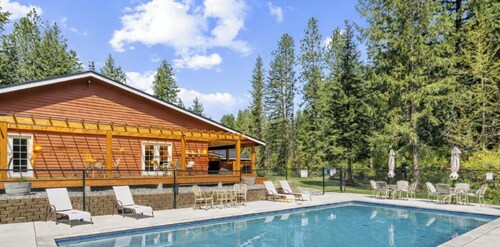 River Road Lodge-Sleeps 16, Hot tub, 2 Fireplaces, Pool Table