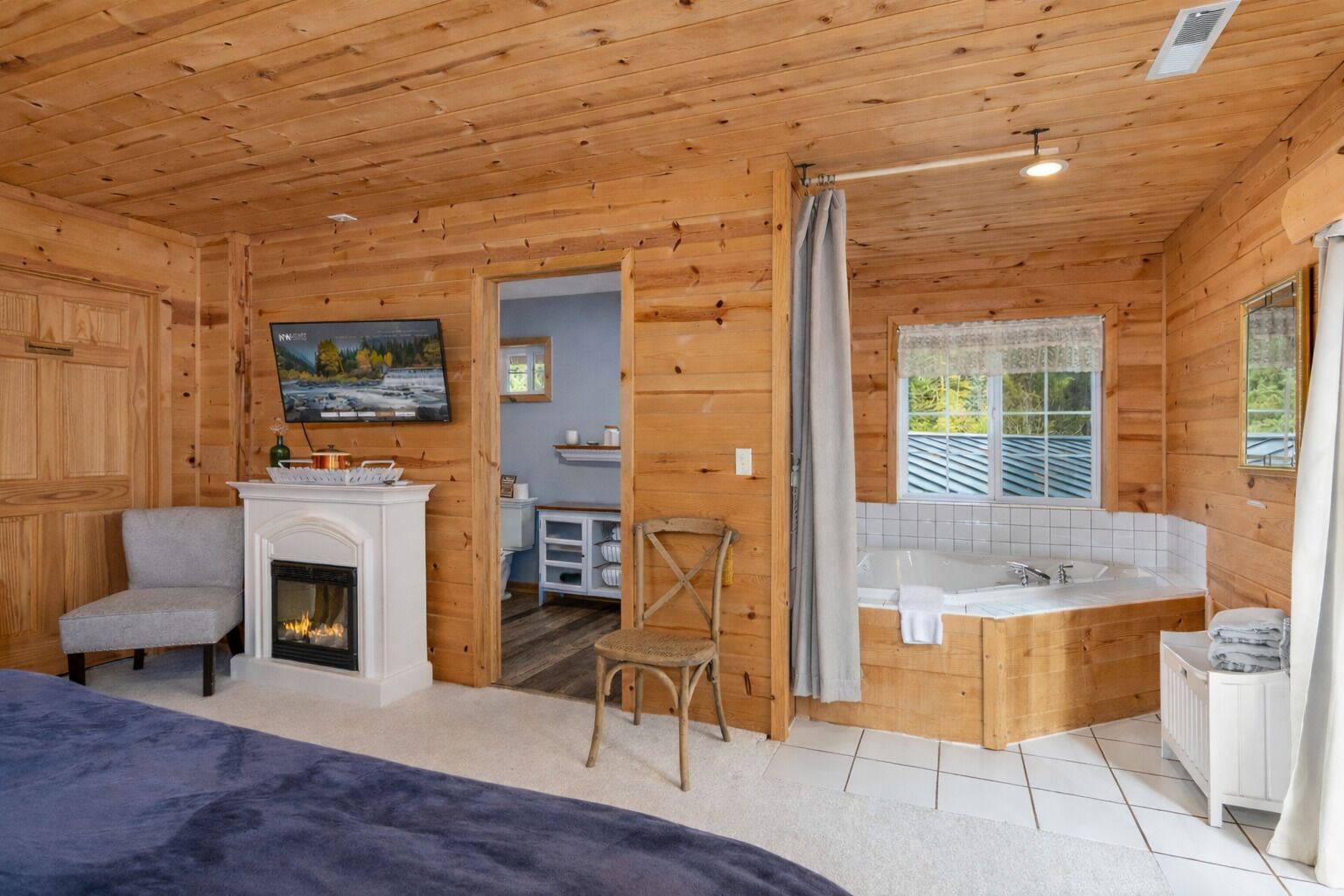 7 bedrooms, desk, WiFi, bed sheets