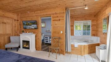 7 bedrooms, desk, WiFi, bed sheets