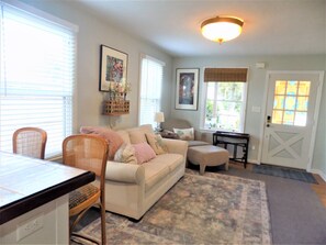 Smart TV - Minutes from marinas, downtown, bases and more!  (Pensacola)