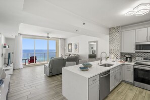 Kühlschrank, Mikrowelle, Ofen, Wasserkocher mit Kaffee-/Teezubehör