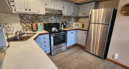 Georgie's Getaway! Beautiful stay on 6 acres just minutes from the lakeside