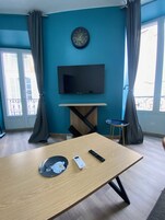 Apartamento conforto | Área de estar | Smart TV 103 cm com canais digitais