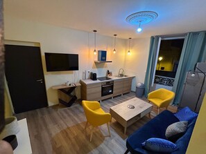 103-cm Smart TV with digital channels