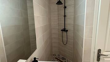 Shower, rainfall showerhead, towels