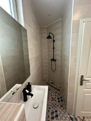 Shower, rainfall showerhead, towels