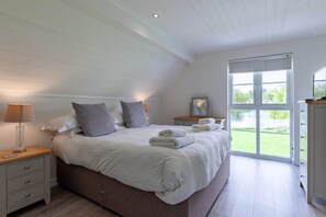 3 bedrooms, WiFi - A new england lakeside lodge that sleeps 6 guests in 3 bedrooms (South Cerney)