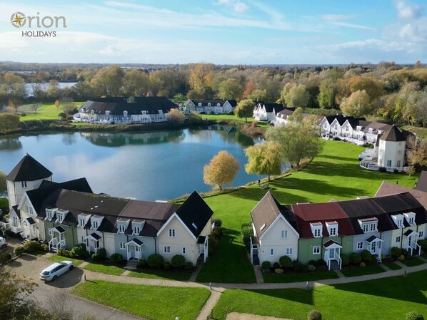 Exterior - A new england lakeside lodge that sleeps 6 guests in 3 bedrooms (South Cerney)