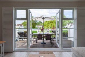 Dining - A new england lakeside lodge that sleeps 6 guests in 3 bedrooms (South Cerney)