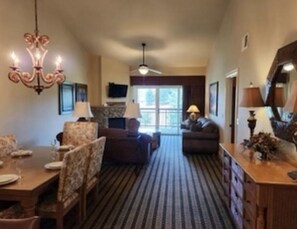 Interior - Location, location, location....just 2 miles from Dollywood. (Pigeon Forge)