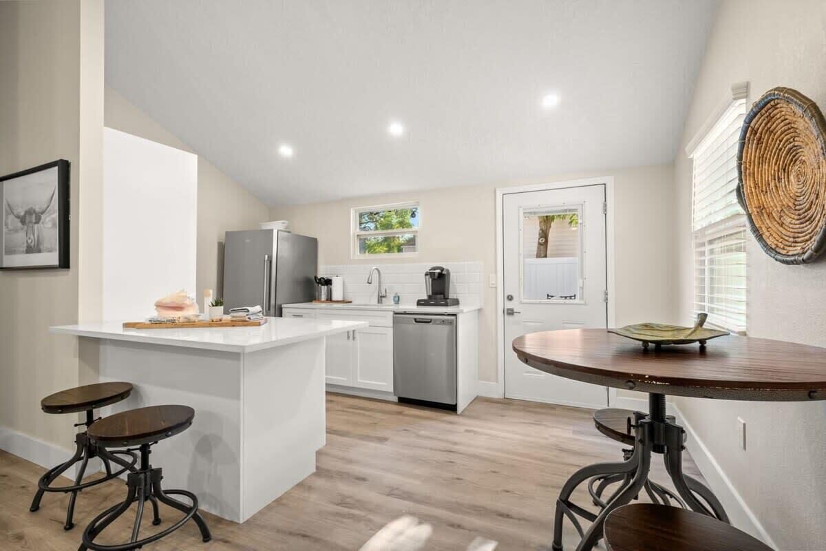Coffee/tea maker, fridge, microwave, oven