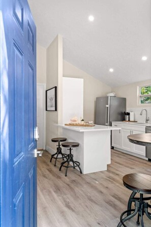 Kylskåp, mikrovågsugn, ugn och spishäll