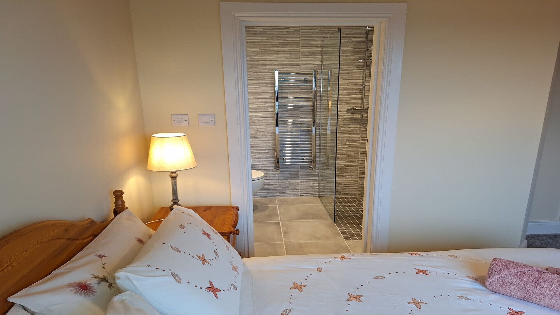 3 quartos, ferros/tábuas de passar roupa, berço de viagem