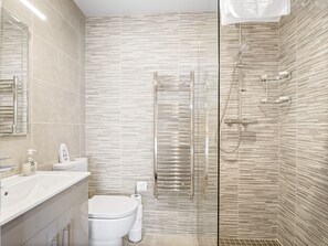 Douche, séchoir à cheveux, serviettes fournies