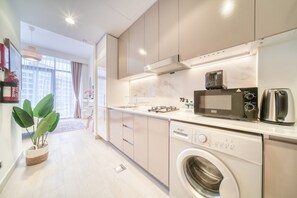 ثلاجة، ميكروويف، �فرن، غلّاية كهربائية