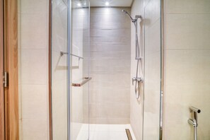 Shower, hair dryer, towels, soap - Reposeful Studio at Azizi Riviera 4, Al Merkadh by Deluxe Holiday Homes (Dubai)