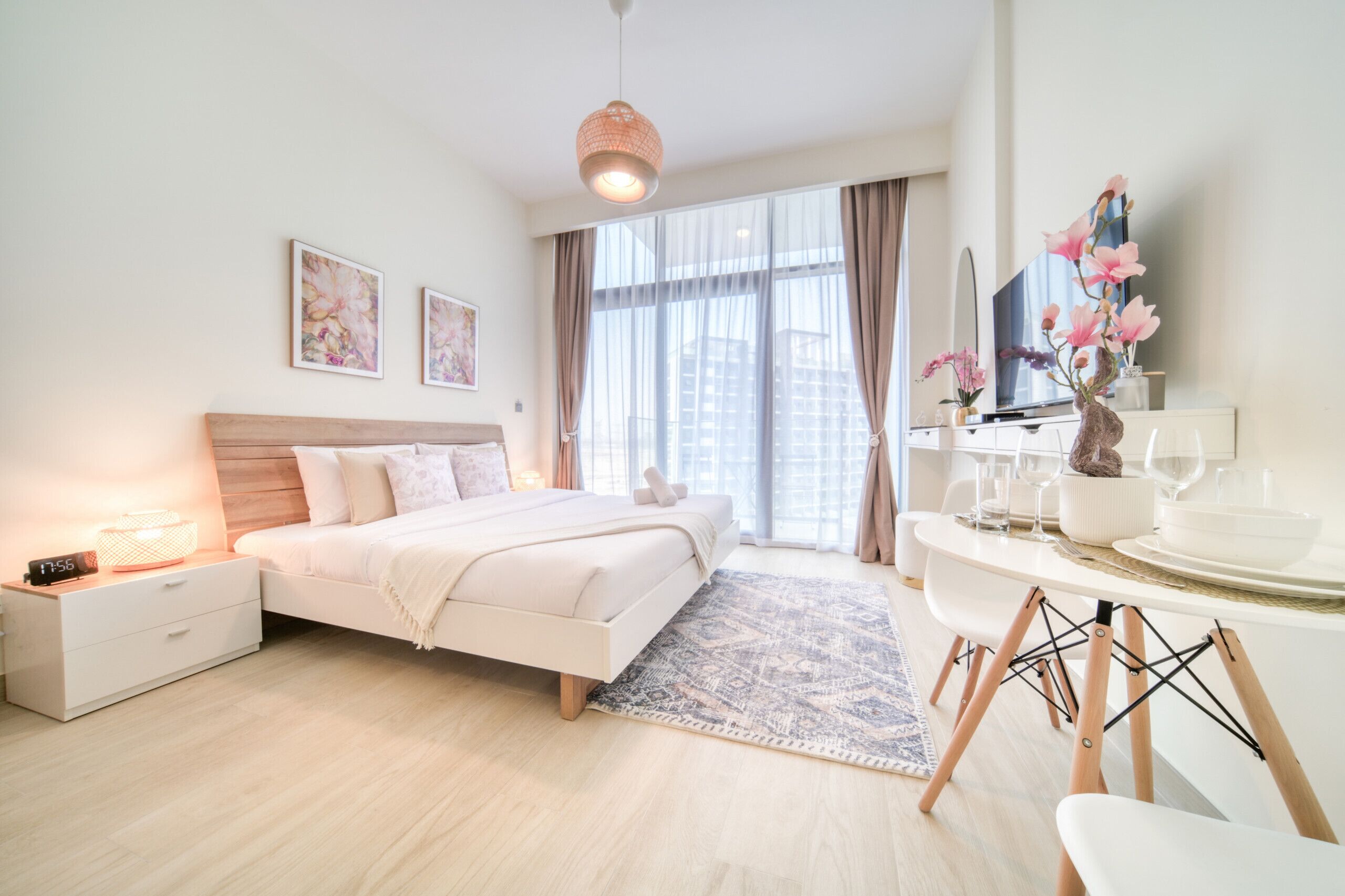 Caja de seguridad en la habitación y tabla de planchar con plancha 