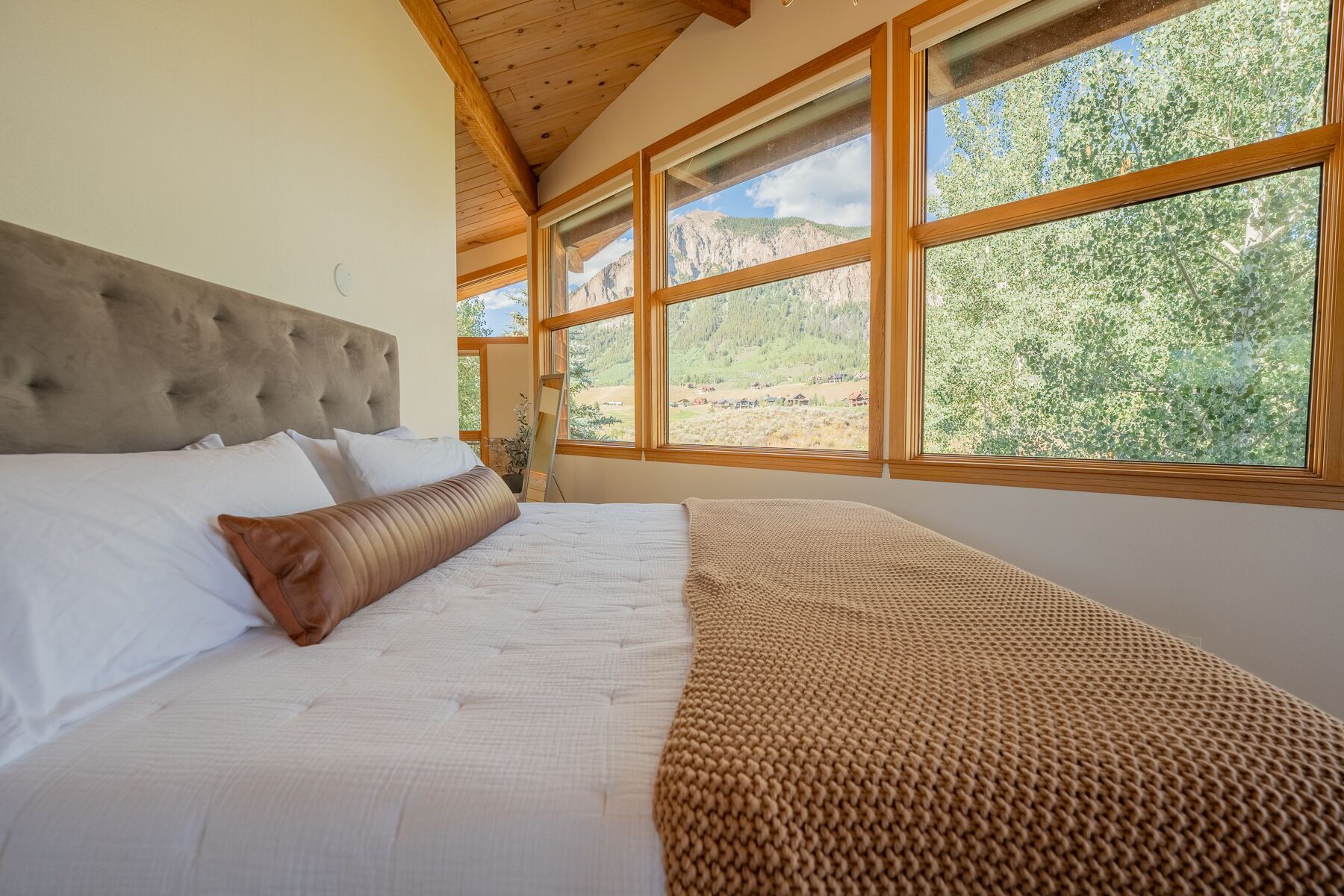 4 bedrooms, desk, WiFi, bed sheets