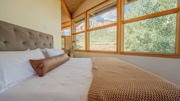 4 bedrooms, desk, WiFi, bed sheets