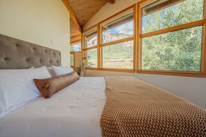 4 bedrooms, desk, WiFi, bed sheets - Sunny Skyland Home w/ Hot Tub and Garage Apartment! On the golf course! (Crested Butte)