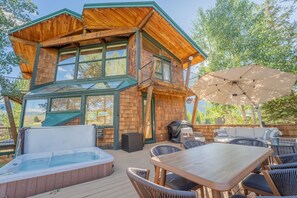 Outdoor dining - Sunny Skyland Home w/ Hot Tub and Garage Apartment! On the golf course! (Crested Butte)