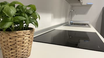 Frigorifero, microonde, tostapane, seggiolone