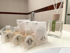 Douche, sèche-cheveux, bidet, serviettes fournies