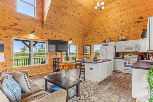 Cozy Cabin, Luxury Hot Tub, GameRoom -Lake Huron