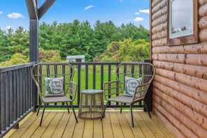 Property grounds - Cozy Cabin, Luxury Hot Tub, GameRoom -Lake Huron (Applegate)