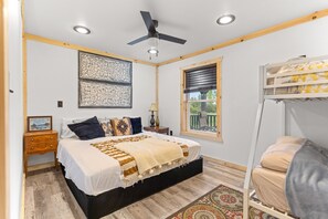 3 bedrooms, iron/ironing board, free WiFi, bed sheets - Cozy Cabin, Luxury Hot Tub, GameRoom -Lake Huron (Applegate)