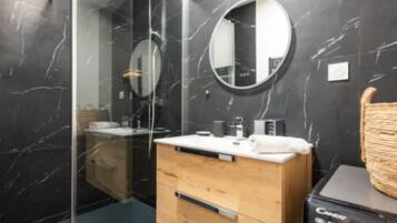 Een haardroger, handdoeken, zeep, toiletpapier