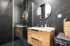 Asciugacapelli, asciugamani, sapone, carta igienica