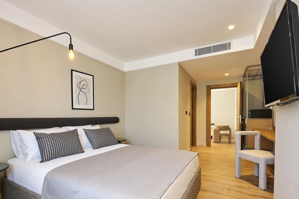 Deluxe Suite | 1 bedroom, minibar, in-room safe, laptop workspace