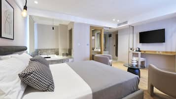 Deluxe kamer, bubbelbad | Een minibar, een kluis op de kamer, een laptopwerkplek