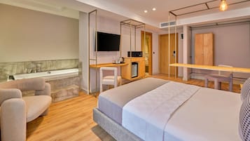 Habitación Deluxe, bañera de hidromasaje | Minibar, caja fuerte, espacio para trabajar con un portátil