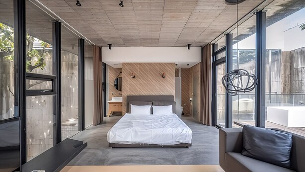 Une chambre à coucher moderne avec un grand lit, un canapé et un bureau.
