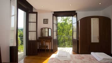 7 soverom, skrivebord, strykejern/-brett og reiseseng for barn