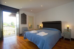 7 habitaciones, escritorio y tabla de planchar con plancha 