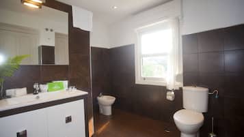 Hårføner, håndklær, såpe og toalettpapir