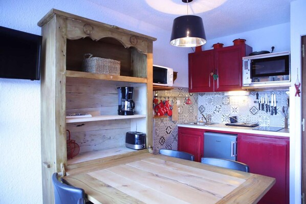 Refrigerador, microondas, horno y lavavajillas 