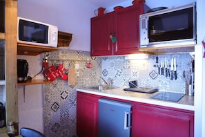 Kjøleskap, mikrobølgeovn, ovn og oppvaskmaskin